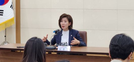 나경원 국민의힘 대선 경선 후보가 21일 오후 대구시 중구 대구시의회 회의실에서 기자간담회를 갖고 "대한민국의 무너지는 헌법 가치를 바로 세우고 헌법 가치 속에서 대한민국이 다시 성장할 수 있다는 신념 하에서 국민인 대통령 후보로 출마했다"라고 밝혔다. 김장욱 기자