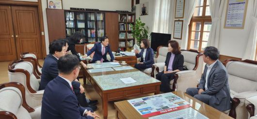 나경원 국민의힘 대선 경선 후보(오른쪽 세번째)가 21일 오후 대구시 중구 대구시의회를 찾아 접견실에서 이만규 의장(네번째)을 만나 환담하고 있다. 김장욱 기자