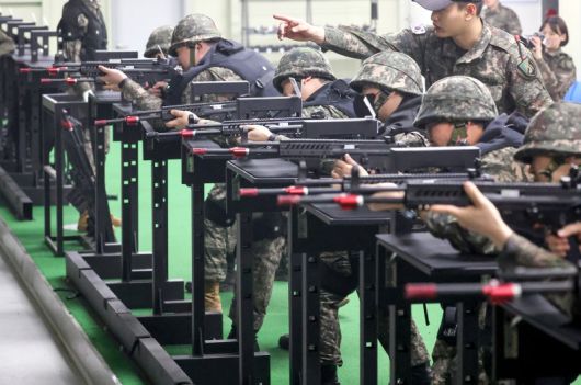 육군 제51보병사단의 2025년 첫 예비군훈련이 실시된 지난 3월 6일 경기 화성시 수원·화성·오산과학화예비군훈련장에서 예비군들이 영상모의 사격, 시가지 전투 등 훈련을 받고 있다. 경기사진공동취재단