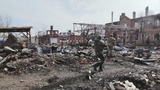 러시아 군인들이 지난 13일(현지 시간) 러시아 쿠르스크 지역에서 탈환한 수자의 폐허 사이를 정찰하고 있다. 러 국방부는 “러시아군이 쿠르스크 지역 중심지인 수자를 완전히 탈환했다”라고 주장했다. AP 뉴시스