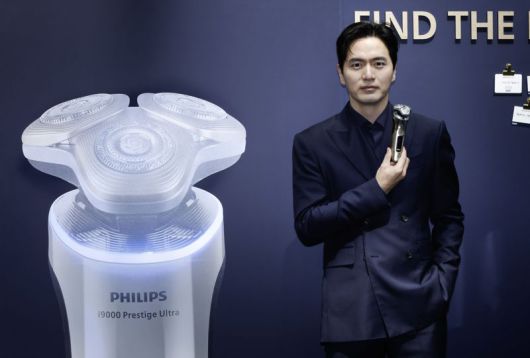 필립스 전기면도기 광고 모델 배우 이진욱이 ‘i9000 프레스티지 울트라’를 선보이고 있다. /필립스코리아 제공                                    필립스 전기면도기 광고 모델 이진욱 배우와 함께 필립스코리아 퍼스널 헬스 사업부 이선영 대표(왼쪽에서 첫번째)와 이마트 가전문화담당 정지윤 상무(왼쪽에서 세번째) 등 양사 임원진들이 모여 신제품 출시와 팝업스토어 오픈을 축하했다. /필립스코리아 제공