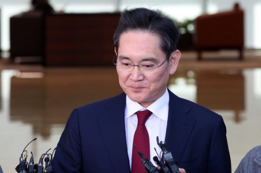 이재용 삼성전자 회장이 지난 3월 28일 오후 서울 강서구 서울김포비즈니스항공센터(SCBAC)에서 중국 출장을 마치고 귀국하는 모습. 뉴스1