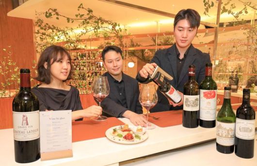 현대백화점 압구정본점 지하 1층에 위치한 '프리미엄 글라스 와인 바'에서 고객들이 최고급 와인에 해당하는 5대 샤토를 글라스 와인으로 즐기고 있다.현대백화점 제공