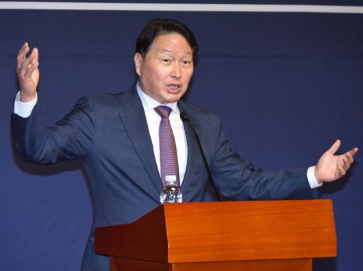 최태원 대한상공회의소 회장이 22일 서울 여의도 국회 사랑재에서 열린 국회 미래산업포럼 발족식에서 '한국 경제의 도전과제와 대응 방향'이라는 주제로 기조강연을 하고 있다. /사진=뉴스1