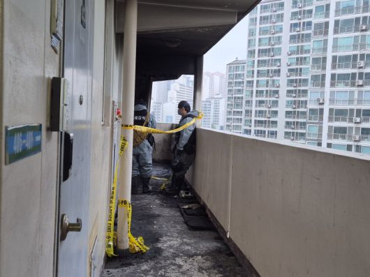 22일 오전 방화 사건이 발생한 서울 관악구 봉천동 한 아파트에서 경찰, 소방 등이 합동감식을 진행하고 있다. 사진=장유하 기자