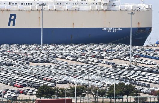 지난 21일 경기 평택항 자동차 전용부두에 선적을 기다리는 수출용 차량이 세워져 있다. 관세청에 따르면 이달 1∼20일까지 수출액은 339억 달러로 작년 같은 기간보다 5.2% 감소했다. /사진=뉴시스