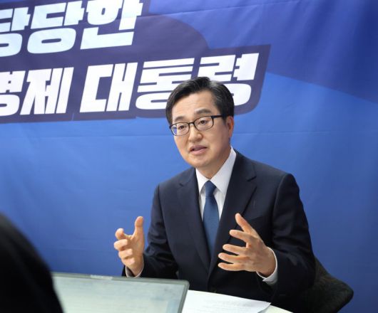 제21대 대통령 선거에 출마한 더불어민주당 김동연 경선 후보는 파이낸셜뉴스와의 인터뷰를 통해 "끝날 때까지 끝난 게 아니다"며 26일 예정된 호남 경선에서 "민주당의 경선판을 바꾸기 위해 김동연의 손을 잡아달라"는 마지막 호소를 전했다. 김동연 캠프 제공