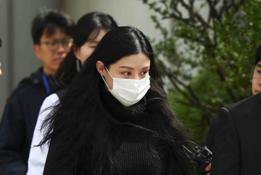 조국혁신당 조국 전 대표의 딸 조민이 23일 서울 서초구 서울중앙지방법원에서 열린 허위작성공문서행사, 업무방해, 위계공무집행방해 혐의 관련 2심 선고 공판에서 벌금 1천만원을 선고받은 후 법원을 나서고 있다./사진=뉴시스