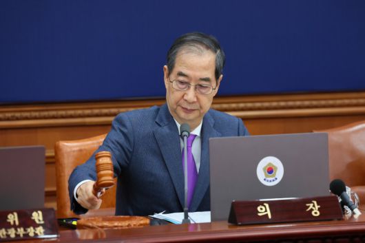 한덕수 대통령 권한대행 국무총리가 22일 서울 종로구 정부서울청사에서 열린 국무회의에서 의사봉을 두드리고 있다. 사진=뉴스1