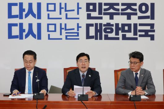 더불어민주당 박찬대 당대표 직무대행 겸 원내대표가 22일 서울 여의도 국회에서 열린 원내대책회의에서 발언하고 있다. 왼쪽은 박성준 의원, 오른쪽은 진성준 정책위의장. 사진=연합뉴스