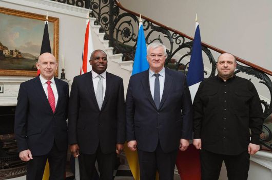 23일(현지시간) 영국 런던에서 존 힐리 영국 국방장관, 데이비드 라미 영국 외무장관, 안드레이 시비가 우크라이나 외무장관, 루스템 우메로프 우크라이나 국방장관(왼쪽부터)이 기념 사진을 찍고 있다.AFP연합뉴스