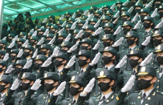 24일 국방부에 따르면 전체 군 병력중 여군 비중은 4%에 불과한 것으로 집계됐다. 사병은 없고 모두 간부급 여군들이다. 전북 익산시 육군부사관학교에서 여성 부사관들이 경례하고 있다. 뉴스1