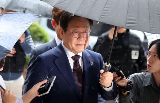 이재명 제21대 대통령 선거 더불어민주당 경선 후보가 지난 지난 22일 서울 서초구 서울 서초구 서울중앙지법에서 열린 대장동 배임 및 성남FC 뇌물 의혹 사건 75차 공판에 출석하고 있다. 사진=뉴시스                                    김동연(가운데) 제21대 대통령 선거 더불어민주당 경선 후보가 24일 전북 전주시 더불어민주당 전북특별자치도당에서 열린 간담회에 참석하기 위해 장내로 들어서고 있다. 사진=뉴시스