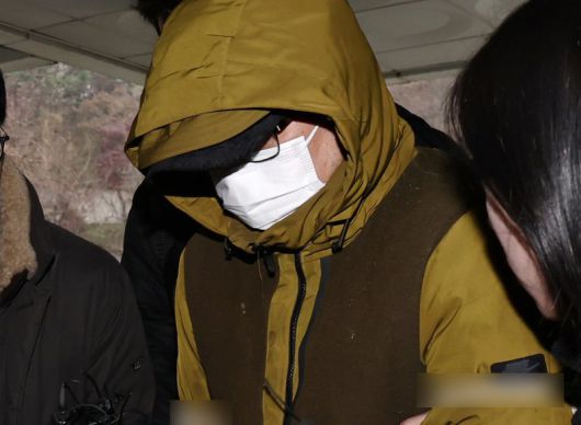 둔기로 아내를 살해한 혐의를 받는 대형 로펌 출신 변호사 현모씨가 지난 2023년 12월 6일 오후 서울 서초구 서울중앙지방법원에서 열린 구속 전 피의자 심문(영장실질심사)에 출석하고 있다. /사진=뉴스1