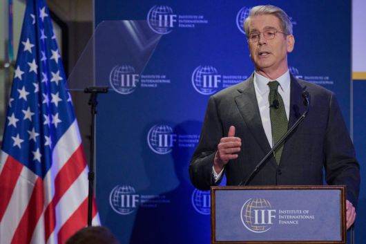 스콧 베선트 미국 재무장관이 23일(현지시간) 워싱턴 DC 윌러드 호텔에서 열린 국제금융협회(IIF) 글로벌 전망 포럼에서 연설하고 있다. 전날 미국과 중국 간 무역협의 가능성을 시사한 베선트 장관은 이날 연설에서 미중 무역 문제에서 '빅딜' 기회가 있다고 말해 뉴욕 증시를 이틀째 큰 폭으로 끌어올렸다. AP 뉴시스