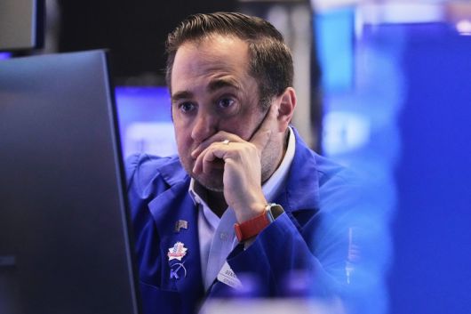 미국 뉴욕 뉴욕증권거래소(NYSE)에서 24일(현지시간) 한 스페셜리스트가 어두운 표정으로 모니터를 보고 있다. 이날 뉴욕 증시 3대 지수는 사흘째 강한 상승세를 이어갔지만 전문가들의 시장 비관 전망은 외려 강화됐다. AP 연합