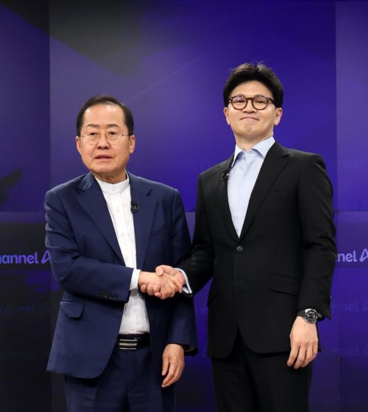 25일 오후 종로구 동아미디어센터 채널A스튜디오에서 국민의힘 대선 2차 경선 진출자인 한동훈, 홍준표(왼쪽) 후보가 기념촬영을 하고 있다. 국회사진기자단