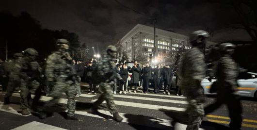 윤석열 대통령의 비상계엄 해제 요구 결의안이 국회 본회의에서 통과된 지난해 12월 4일 새벽 무장 계엄군이 국회를 나서고 있다. 2024.12.4 /사진=뉴스1