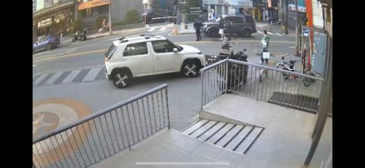 불법 도박사이트 운영 혐의 수배자가 서울 신림동 인근에서 경찰에 붙잡힌 모습. 자료=서울경찰청