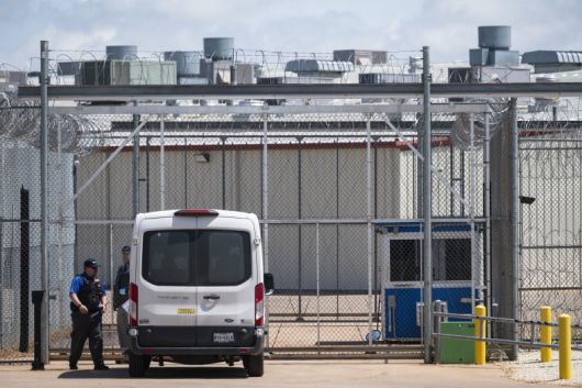 미국 연방수사국(FBI)이 이민관세국(ICE)의 불법 이민자 체포를 방해한 위스콘신주 밀워키 카운티의 순회판사를 공무방해 등의 혐의로 25일(현지시간) 체포했다. 사진은 24일 텍사스주 앤슨의 불법 이민자 수용소. AP 연합