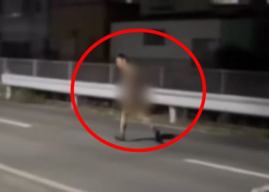 니시무라 다이스케가 나체로 거리를 활보하는 모습. /TBS NEWS 유튜브 영상