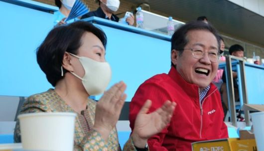 지난 2022년 5월 22일 홍준표 대구시장이 부인 이순삼 씨와 함께 대구FC 경기를 관람하는 모습. (SNS 갈무리) ⓒ 뉴스1 /사진=뉴스1