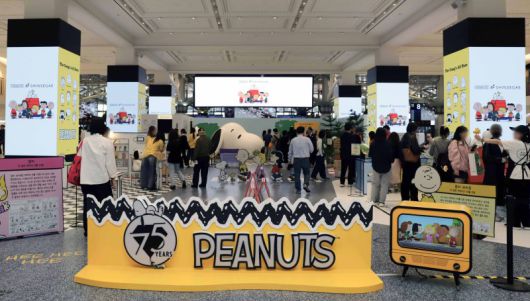 신세계백화점 강남점 1층 오픈스테이지에 마련된 피너츠 75주년 팝업스토어 전경. 신세게백화점 제공