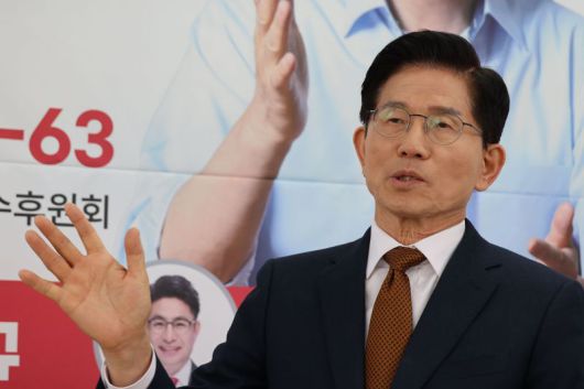 김문수 국민의힘 대선 경선후보가 27일 서울 여의도 경선캠프에서 파이낸셜뉴스와 현안 인터뷰를 갖고 이번 대선이 갖는 시대정신을 비롯해 경제회복 방안, 범여권 빅텐트론 등에 대한 입장을 밝히고 있다. 사진=서동일 기자