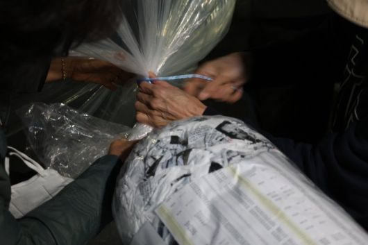 납북자가족모임은 27일 새벽 경기도 파주시 문산읍 임진각 평화랜드 펜스 뒤편에서 대북전단 8개를 북측을 향해 날려 보냈다. 납북자가족모임 제공, 뉴스1