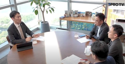 이복현 금융감독원장이 27일 방송된 삼프로TV에서 상법개정안과 가계부채 관리 등 각종 현안에 대해 답변하고 있다.삼프로tv 캡쳐