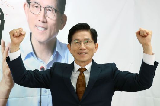 김문수 국민의힘 대선 경선후보가 27일 서울 여의도 선거캠프에서 파이낸셜뉴스와 인터뷰를 갖기 전 화이팅을 외치며 포즈를 취하고 있다. 사진=서동일 기자