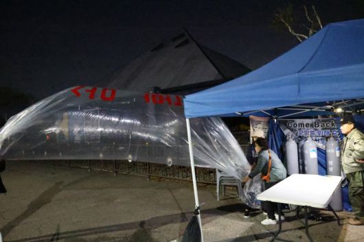 납북자가족모임은 27일 새벽 경기도 파주시 문산읍 임진각 평화랜드 펜스 뒤편에서 대북전단 8개를 북측을 향해 날려 보냈다고 밝혔다. 납북자가족모임 제공. 뉴스1