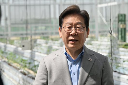 이재명 더불어민주당 대선 경선 후보가 25일 오전 전남 나주시 전남농업기술원에서 열린 '미래농업 전초기지 호남' 농업과학기술 진흥 간담회를 마친 뒤 취재진과 인터뷰하고 있다. 2025.04.25. /사진=뉴시스