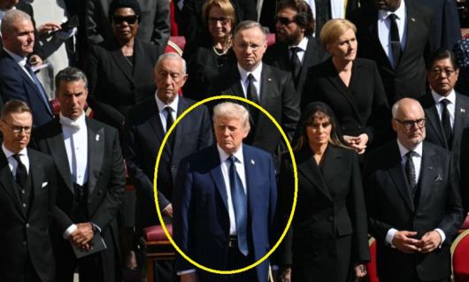 도널드 트럼프 미국 대통령과 멜라니아 트럼프 여사를 비롯한 해외 정상들이 26일 오후(현지시간) 바티칸 성 베드로 광장에서 열린 프란치스코 교황의 장례 미사에 참석해 있다. AFP뉴스1