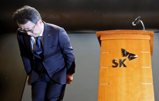 유영상 SK텔레콤 대표가 지난 25일 서울 중구 SK텔레콤 T타워에서 열린 유심 해킹 피해 사태 관련 언론설명회에서 고개숙여 사과하고 있다. 뉴시스