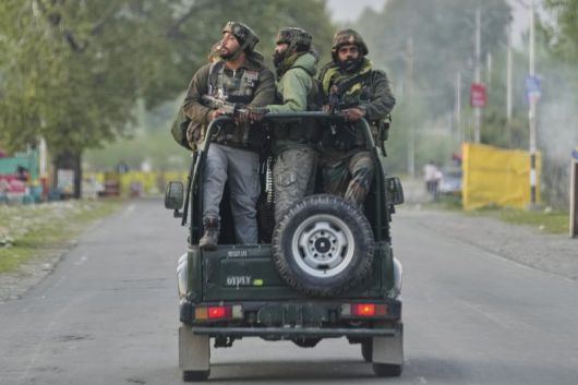 22일(현지시각) 인도령 카슈미르 파할감에서 무장괴한들이 관광객들에게 무차별 총격을 가한 사건 후 인도 군인들이 인근을 순찰하고 있다. 파키스탄은 24일 인도 국민에 대한 비자를 취소하고 모든 인도 소유 또는 인도 운영 항공사에 대해 파키스탄 영공을 폐쇄했으며 제3국을 통하는 것을 포함하여 인도와의 모든 무역을 중단했다. 뉴시스