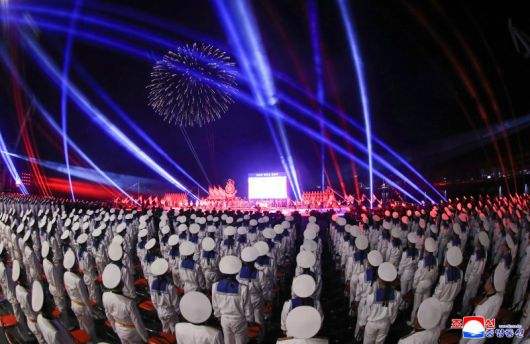 북한 김정은 국무위원장이 참석한 가운데 5000t급 신형다목적구축함 '최현호' 진수식이 지난 25일 남포조선소에서 진행됐다고 조선중앙통신이 26일 보도했다. 조선중앙통신 캡처