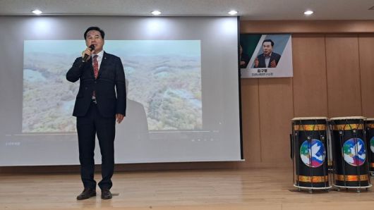 김구영 미래사회연구소장이 지난 26일 구리시 향군회관에서 가진 '구리경제콘서트'에서 '국회의사당의 구리시 이전' 당위성에 대해 강연하고 있다. 김구영 미래사회연구소 제공