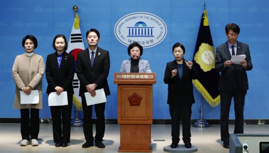 최민희 과방위원장, 조국혁신당 이해민 의원, 더불어민주당 한민수·김현 의원, 수어통역사, 이훈기 의원(왼쪽부터)이 지난달 6일 서울 여의도 국회 소통관에서 기자회견을 하고 있다. 뉴스1