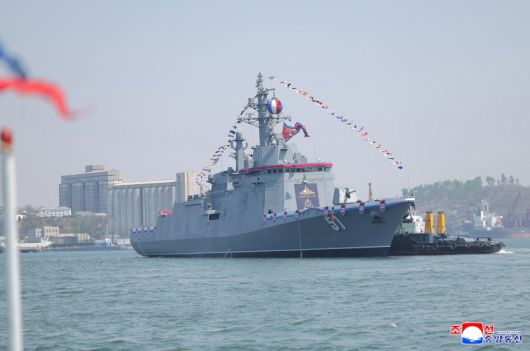 북한 김정은 국무위원장이 참석한 가운데 5000t급 신형다목적구축함 '최현호' 진수식이 지난 25일 남포조선소에서 진행됐다고 조선중앙통신이 26일 보도했다. 조선중앙통신 캡처