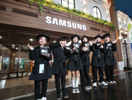 키자니아 어린이 의회 의원들이 서울 송파구에 위치한 '키자니아 서울'의 'AI 비밀 본부 체험관'에서 미션을 수행하고 획득한 뱃지를 소개하고 있다. 삼성전자 제공