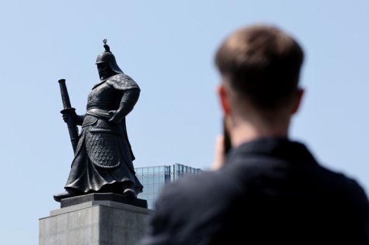 서울시는 이순신 장군의 업적과 정신을 전 세계에 널리 알리기 위해 ‘(가칭)이순신 기념관’ 건립을 추진한다. 장소는 중구 필동 남산골한옥마을 소나무숲 부지로 오는 2028년 개관이 목표다. 이순신 장군 탄신 480주년인 28일 서울 종로구 광화문광장에 우뚝 선 이순신 장군 동상을 외국인 관광객이 보고 있다. 연합뉴스