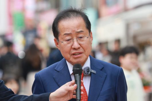 국민의힘 홍준표 대선 경선 후보가 지난 27일 서울 마포구 KT&G상상마당 인근 홍대거리에서 기자 간담회를 하고 있다. 연합뉴스
