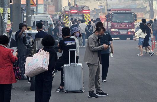 28일 오후 2시 1분께 대구시 북구 노곡동 함지산에서 불이 나 인근 주민들이 대피하고 있다. 뉴스1