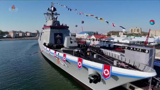 북한의 5000t급 신형다목적구축함 '최현호' 진수식이 지난 25일 북한 김정은 국무위원장과 딸 주애가 참석한 가운데 남포조선소에서 진행됐다고 조선중앙TV가 26일 보도했다. 조선중앙TV 캡쳐