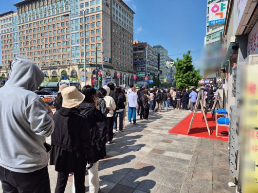 28일 오전 한 SKT 대리점 앞에 유심 무료교체 서비스를 받으러 온 가입자들이 줄을 서고 있다. "번호표 받았으면 다른 데 갔다가 와도 되나" "왜 번호표를 100번까지밖에 인쇄하지 않았느냐" 등의 질문을 받고 대리점 직원이 진땀을 흘리기도 했다. 사진=김예지 기자