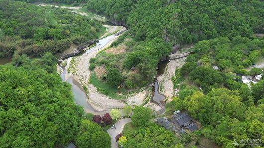 반구대의 모습. 울산 울주군 언양읍 대곡리 대곡천에 위치하며 높은 바위 절벽을 이루고 있다. 사진 오른쪽에 집청정이 위치하고 있으며, 아래쪽 기와집이 반구서원이다. 울산시 제공