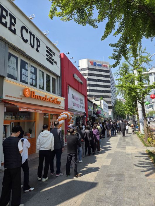 서울 종로 일대 SK텔레콤 대리점에서 유심 교체를 위해 사람들이 길게 줄을 선 모습. 사진=장민권 기자