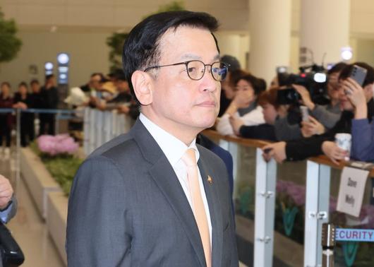 최상목 경제부총리, 방미 마치고 귀국 (서울=연합뉴스) 이정훈 기자 = 한미 2+2 통상협의와 G20 재무장관회의 참석차 방미했던 최상목 부총리 겸 기획재정부 장관이 27일 인천국제공항 2터미널을 통해 귀국하고 있다. 2025.4.27 uwg806@yna.co.kr (끝)