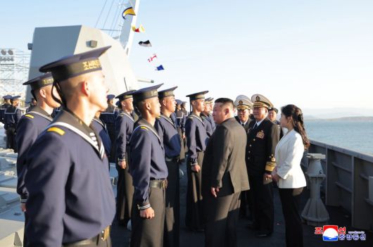 북한 김정은 국무위원장이 참석한 가운데 5000t급 신형다목적구축함 '최현호' 진수식이 지난 25일 남포조선소에서 진행됐다고 조선중앙통신이 26일 보도했다. 조선중앙통신 캡처